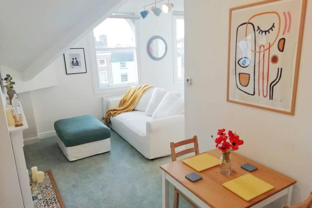 Cosy, Elegant Apartment In Heart Of Ludlow Town Eksteriør bilde